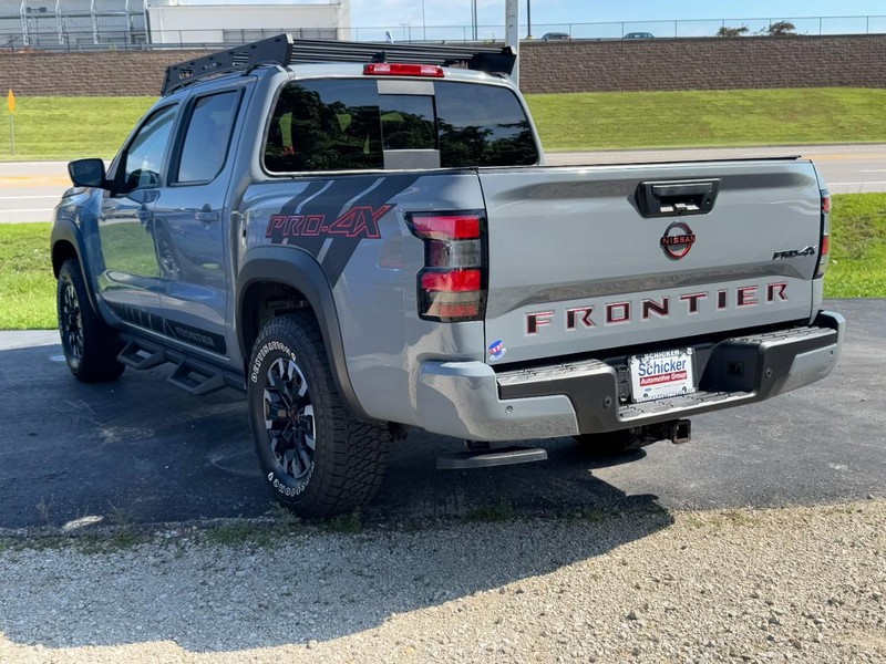 Nissan Frontier Vehicle Full-screen Gallery Image 06