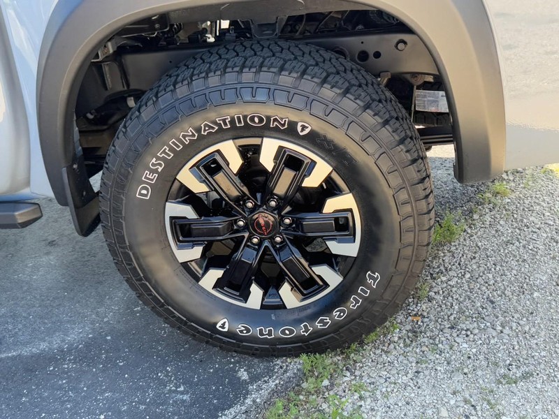 Nissan Frontier Vehicle Full-screen Gallery Image 07