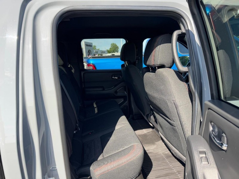 Nissan Frontier Vehicle Full-screen Gallery Image 10