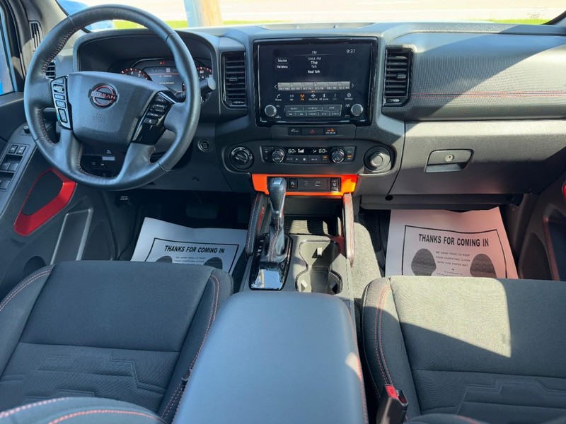 Nissan Frontier Vehicle Full-screen Gallery Image 11