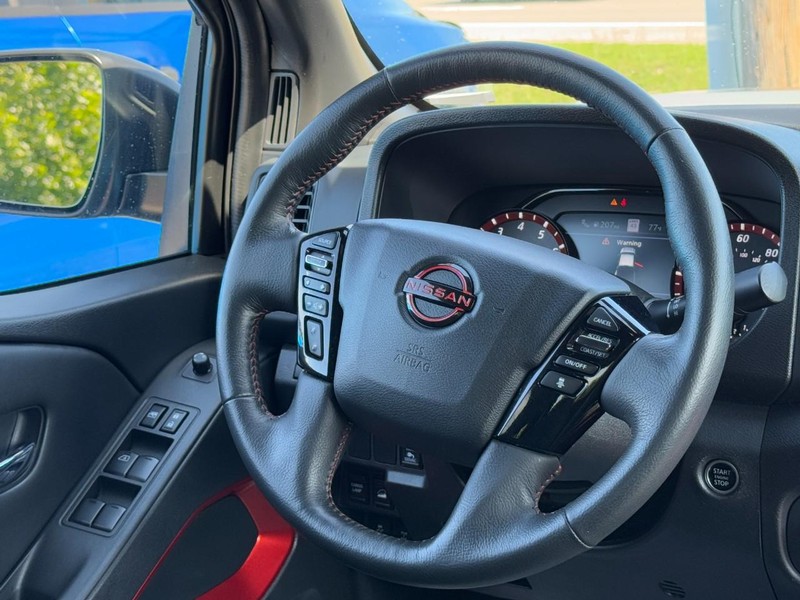 Nissan Frontier Vehicle Full-screen Gallery Image 12