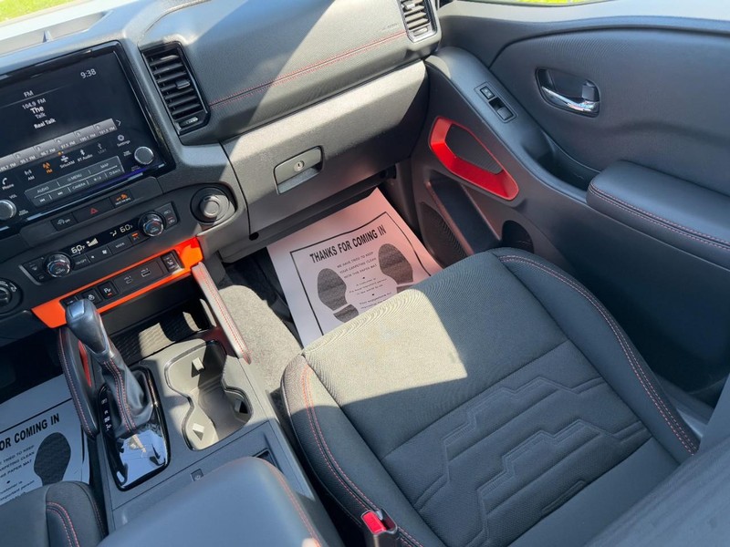 Nissan Frontier Vehicle Full-screen Gallery Image 15