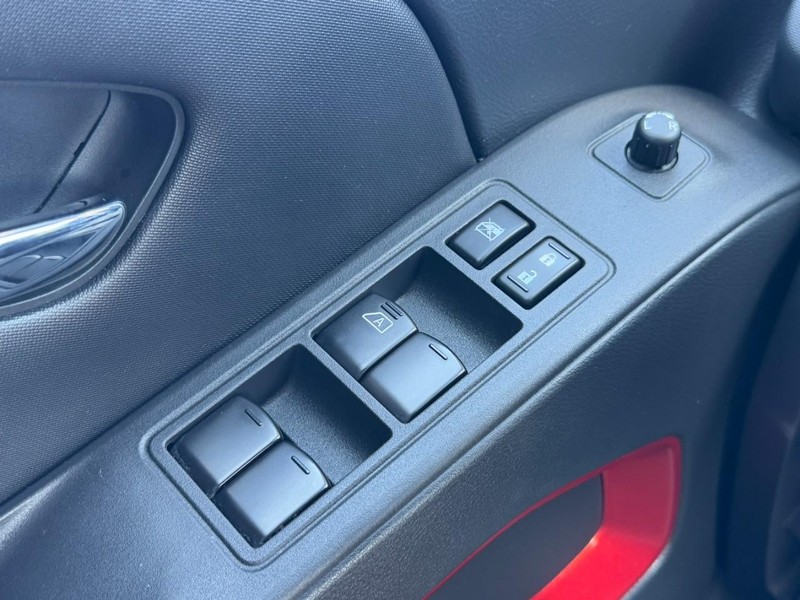 Nissan Frontier Vehicle Full-screen Gallery Image 21