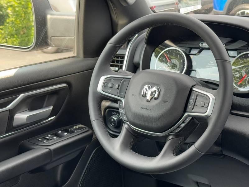 Ram 1500 Vehicle Full-screen Gallery Image 12