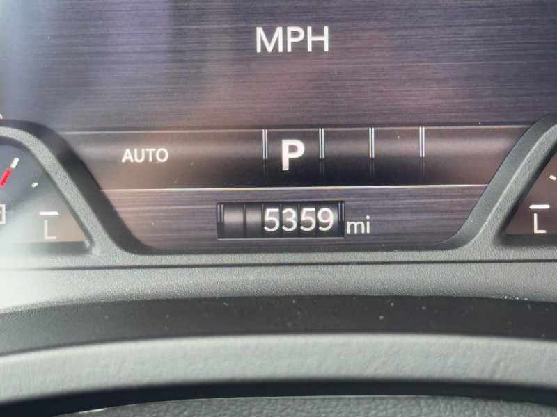 Ram 1500 Vehicle Full-screen Gallery Image 18
