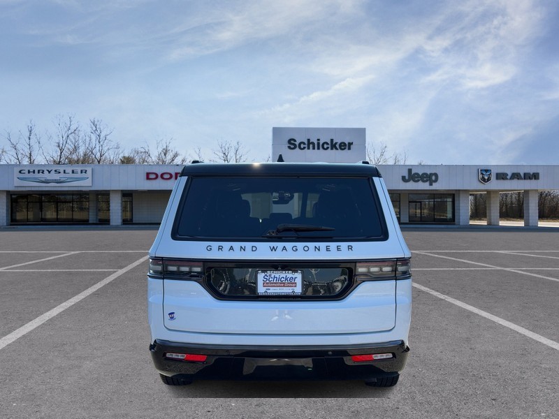 Jeep Grand Wagoneer Vehicle Full-screen Gallery Image 04