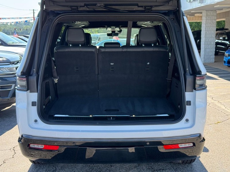 Jeep Grand Wagoneer Vehicle Full-screen Gallery Image 05