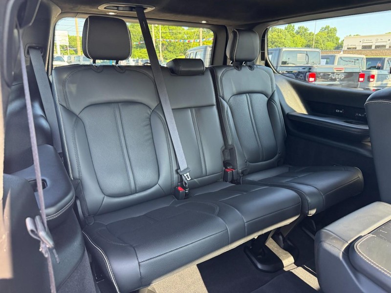 Jeep Grand Wagoneer Vehicle Full-screen Gallery Image 11