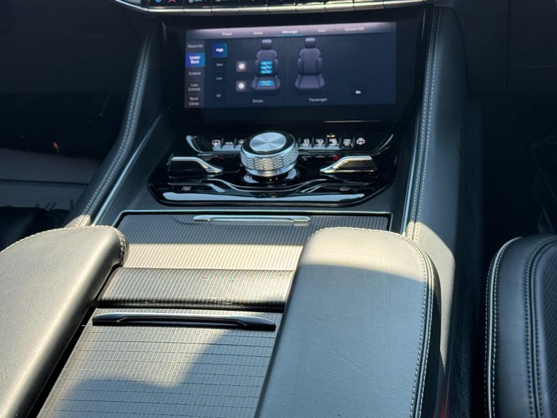 Jeep Grand Wagoneer Vehicle Full-screen Gallery Image 15