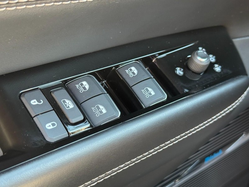 Jeep Grand Wagoneer Vehicle Full-screen Gallery Image 25