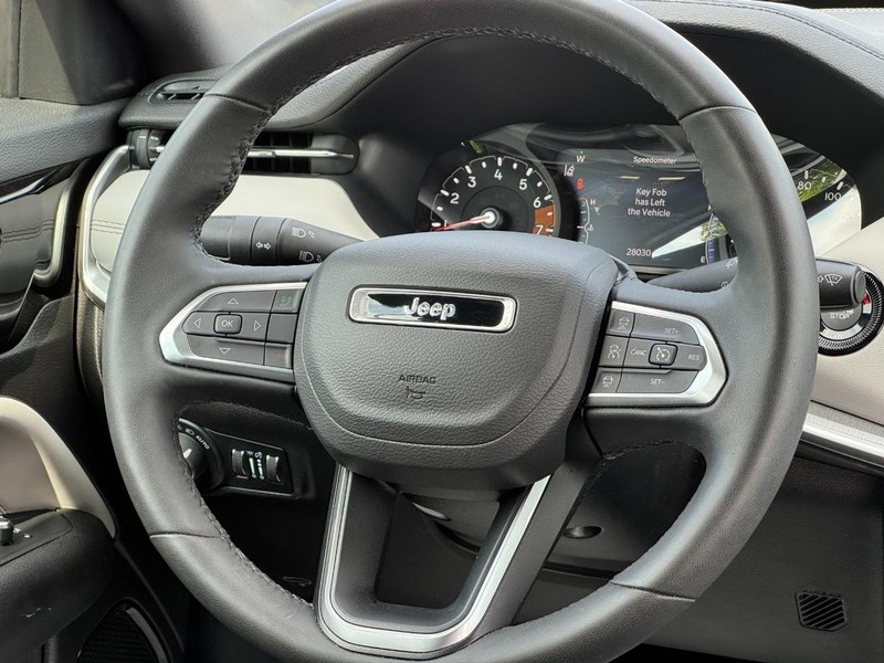 Jeep Compass Vehicle Full-screen Gallery Image 12