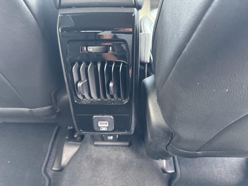Jeep Compass Vehicle Full-screen Gallery Image 16