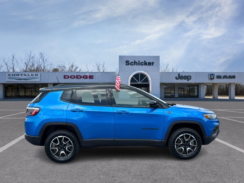 Jeep Compass Vehicle Full-screen Gallery Image 02