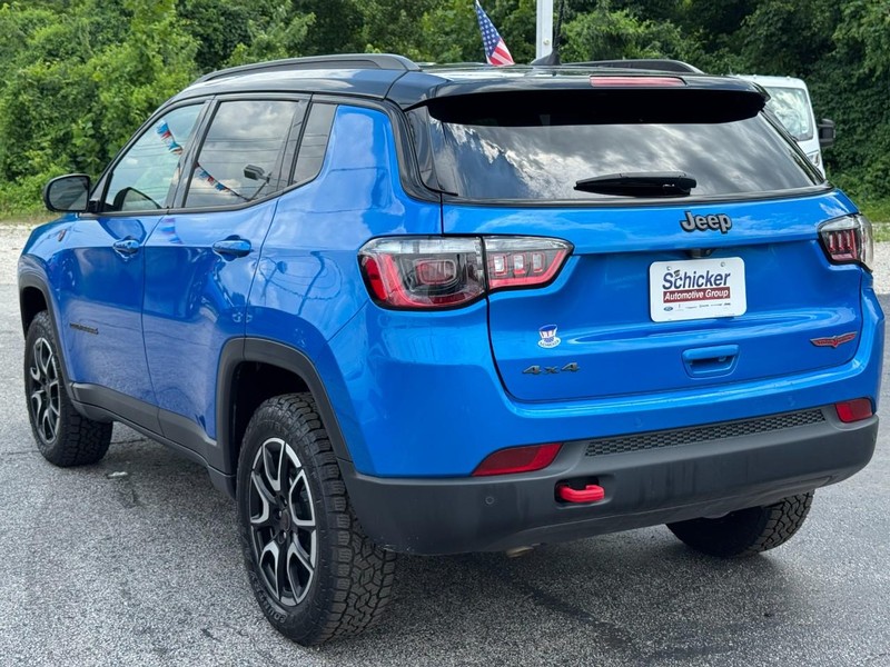 Jeep Compass Vehicle Full-screen Gallery Image 06