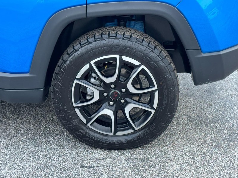 Jeep Compass Vehicle Full-screen Gallery Image 07
