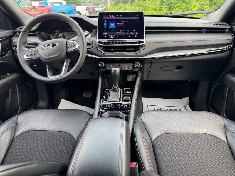 Jeep Compass Vehicle Full-screen Gallery Image 11