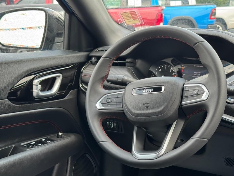 Jeep Compass Vehicle Full-screen Gallery Image 12