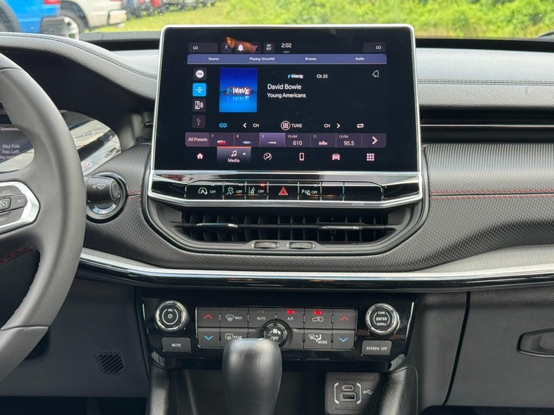Jeep Compass Vehicle Full-screen Gallery Image 13