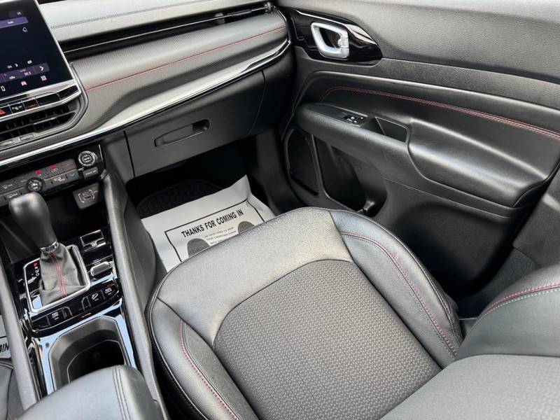 Jeep Compass Vehicle Full-screen Gallery Image 15