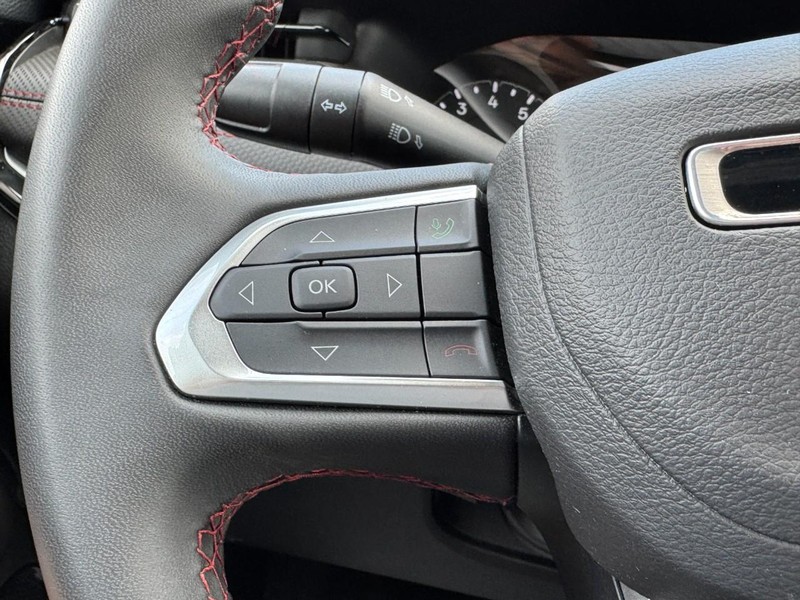 Jeep Compass Vehicle Full-screen Gallery Image 16