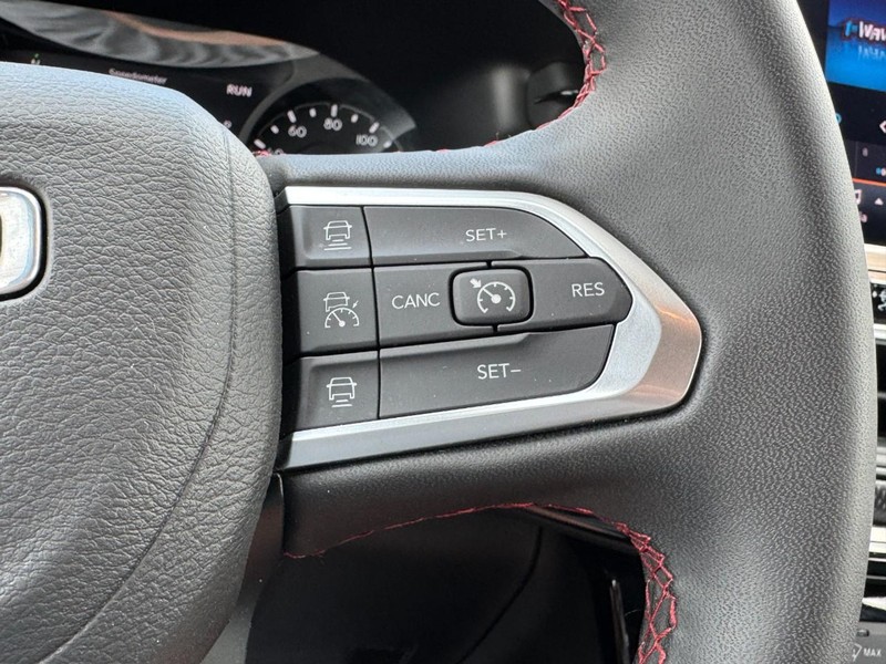 Jeep Compass Vehicle Full-screen Gallery Image 17