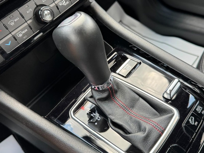 Jeep Compass Vehicle Full-screen Gallery Image 19