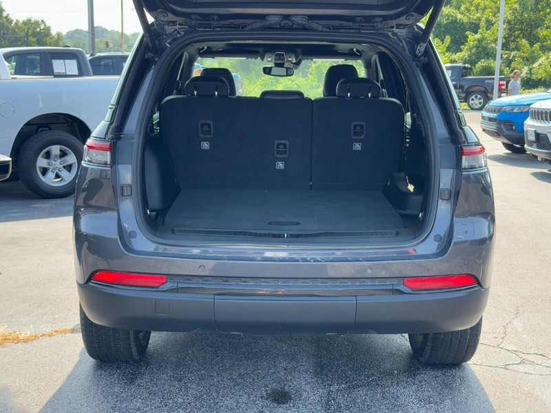 Jeep Grand Cherokee Vehicle Full-screen Gallery Image 05