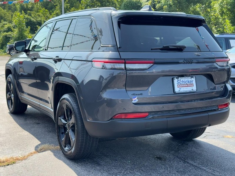 Jeep Grand Cherokee Vehicle Full-screen Gallery Image 06