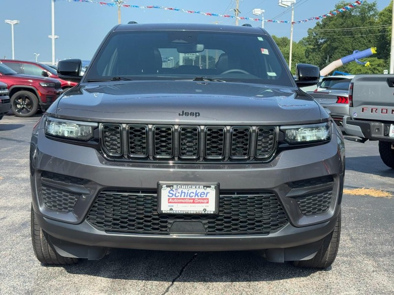 Jeep Grand Cherokee Vehicle Full-screen Gallery Image 09