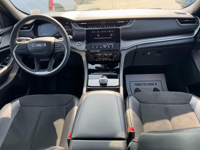 Jeep Grand Cherokee Vehicle Full-screen Gallery Image 12