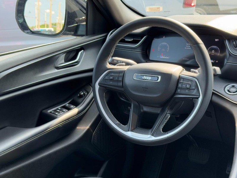 Jeep Grand Cherokee Vehicle Full-screen Gallery Image 13