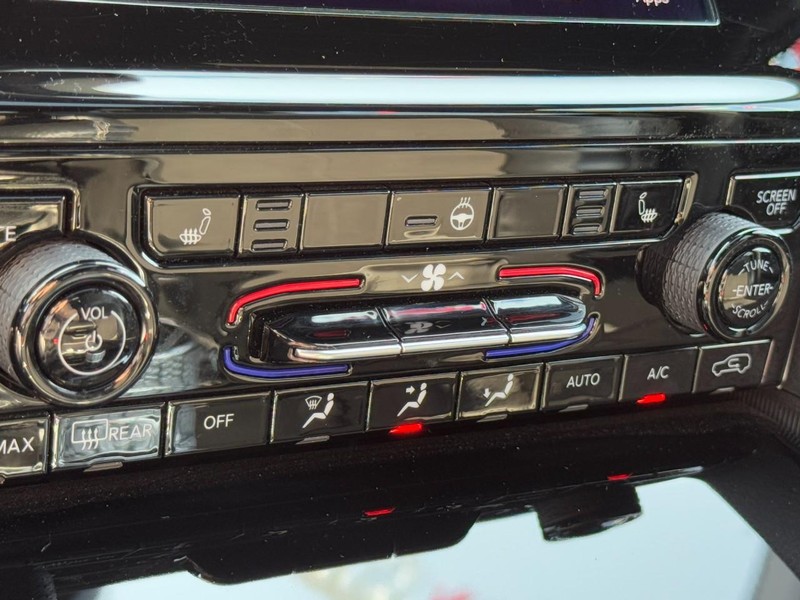 Jeep Grand Cherokee Vehicle Full-screen Gallery Image 20
