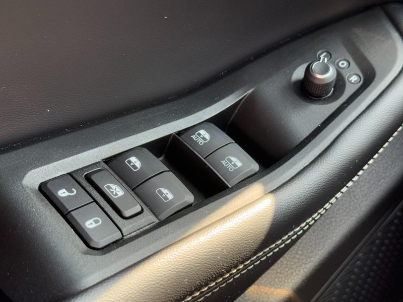 Jeep Grand Cherokee Vehicle Full-screen Gallery Image 22