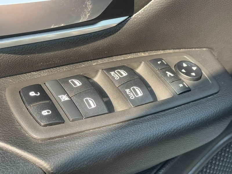 Ram 1500 Vehicle Full-screen Gallery Image 22