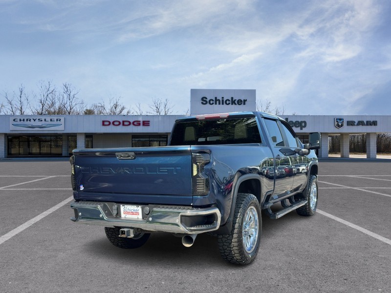 Chevrolet Silverado 2500HD Vehicle Full-screen Gallery Image 03
