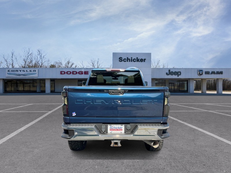 Chevrolet Silverado 2500HD Vehicle Full-screen Gallery Image 04