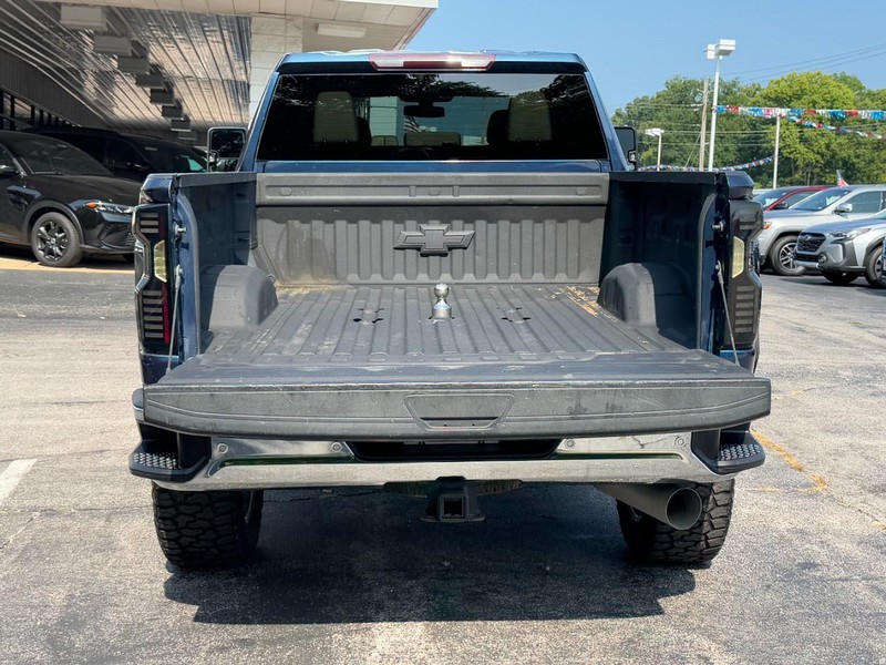 Chevrolet Silverado 2500HD Vehicle Full-screen Gallery Image 05