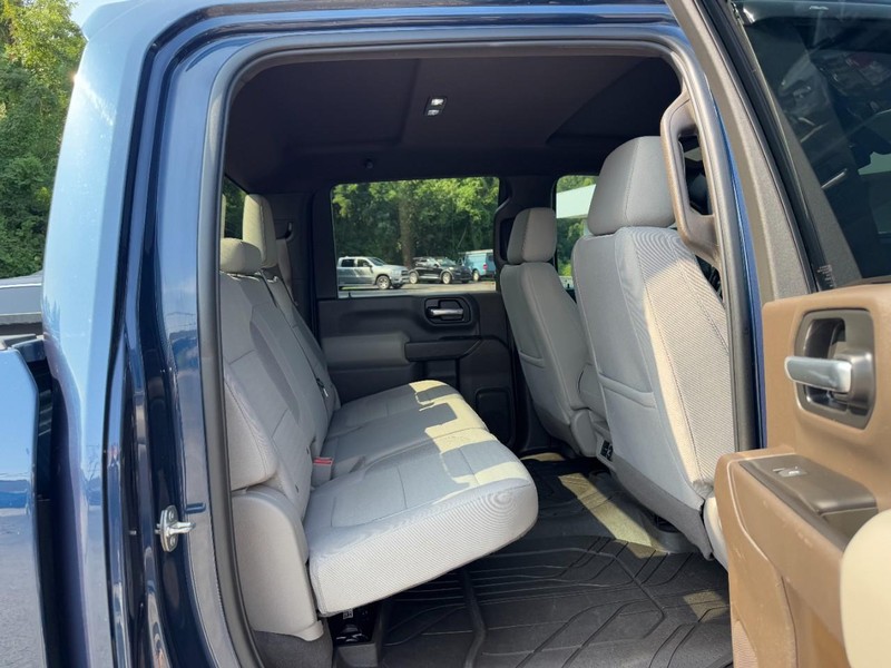 Chevrolet Silverado 2500HD Vehicle Full-screen Gallery Image 10
