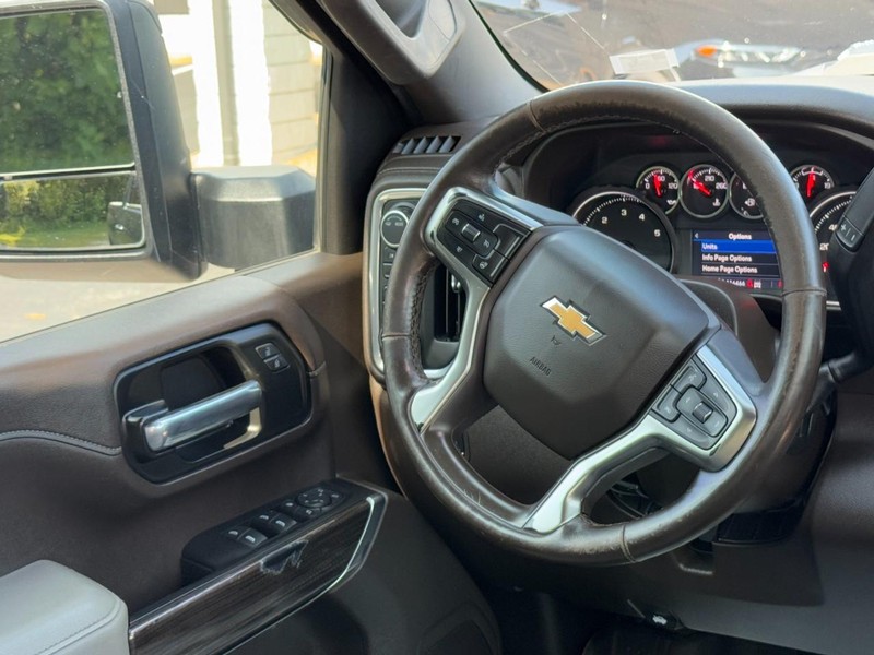 Chevrolet Silverado 2500HD Vehicle Full-screen Gallery Image 12
