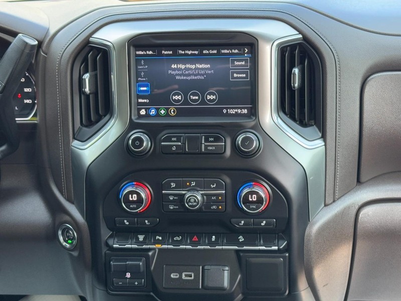 Chevrolet Silverado 2500HD Vehicle Full-screen Gallery Image 13