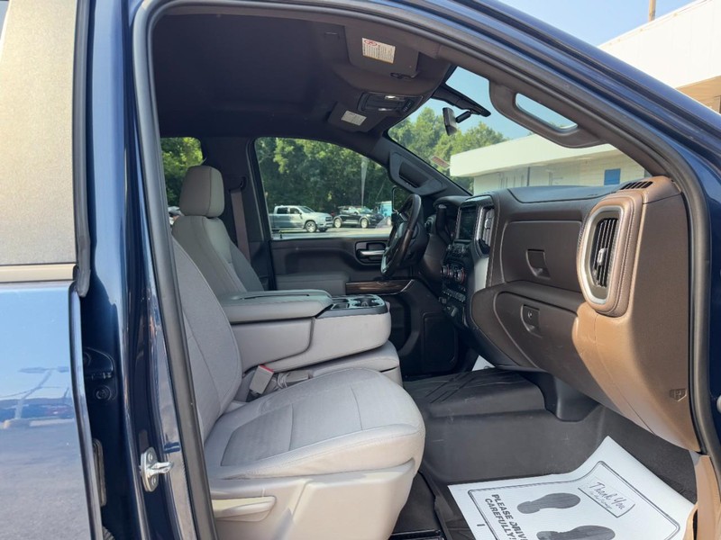 Chevrolet Silverado 2500HD Vehicle Full-screen Gallery Image 15