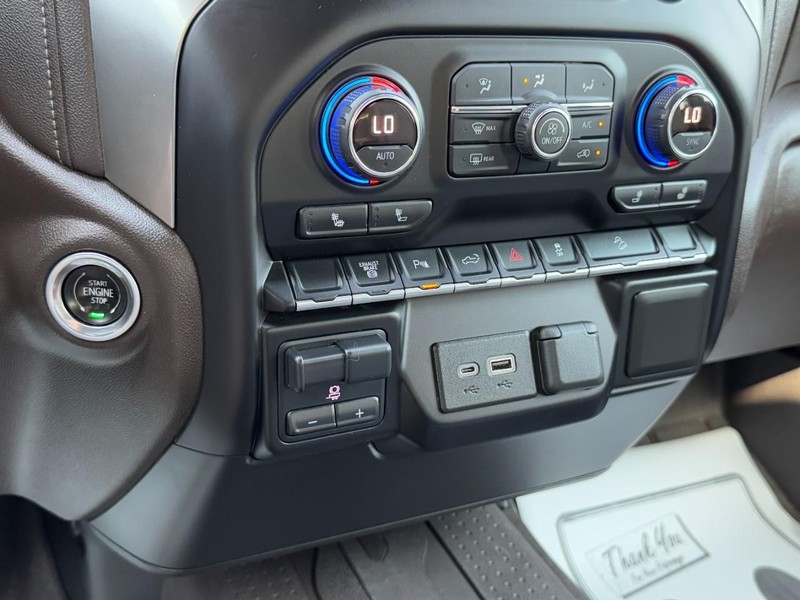 Chevrolet Silverado 2500HD Vehicle Full-screen Gallery Image 19