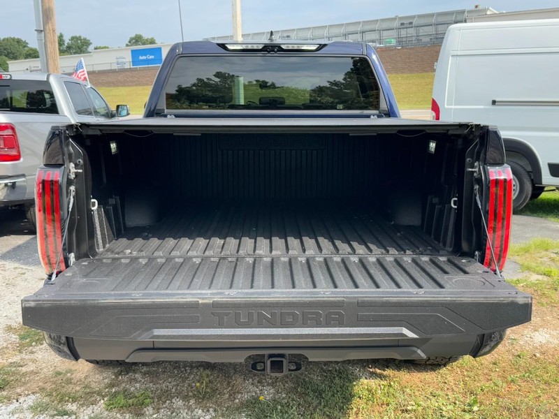 Toyota Tundra 4WD Vehicle Full-screen Gallery Image 05