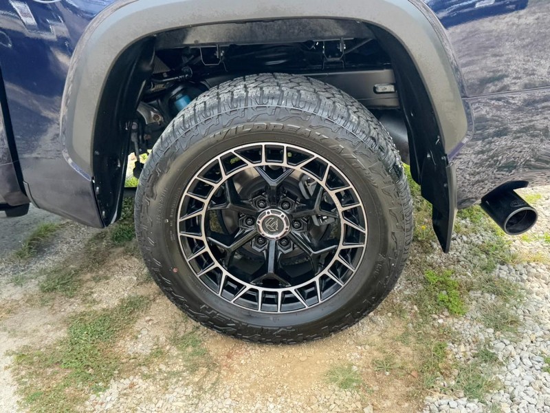 Toyota Tundra 4WD Vehicle Full-screen Gallery Image 07
