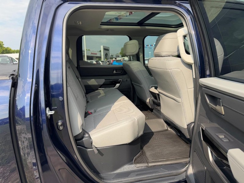Toyota Tundra 4WD Vehicle Full-screen Gallery Image 10