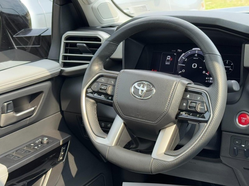 Toyota Tundra 4WD Vehicle Full-screen Gallery Image 12