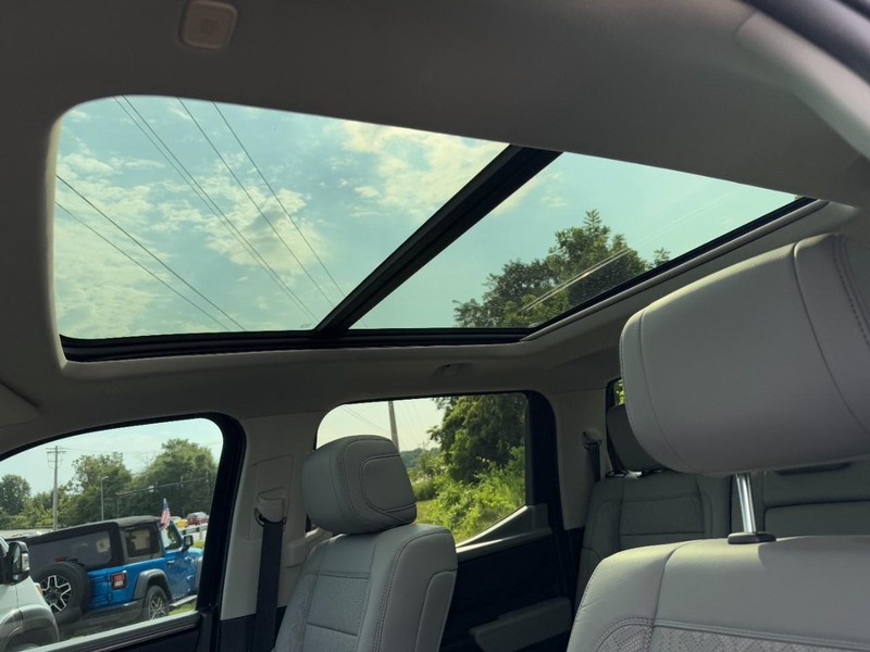 Toyota Tundra 4WD Vehicle Full-screen Gallery Image 16