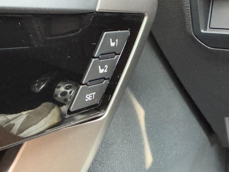 Toyota Tundra 4WD Vehicle Full-screen Gallery Image 17