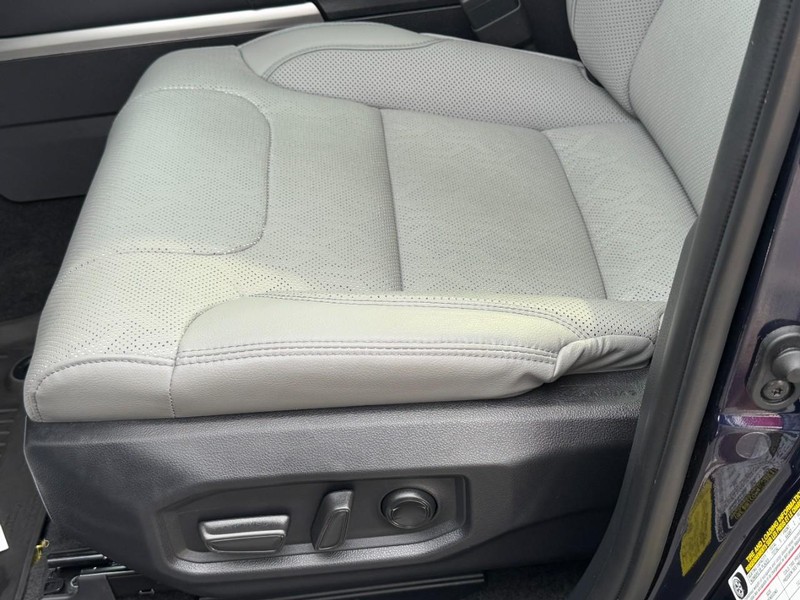 Toyota Tundra 4WD Vehicle Full-screen Gallery Image 26