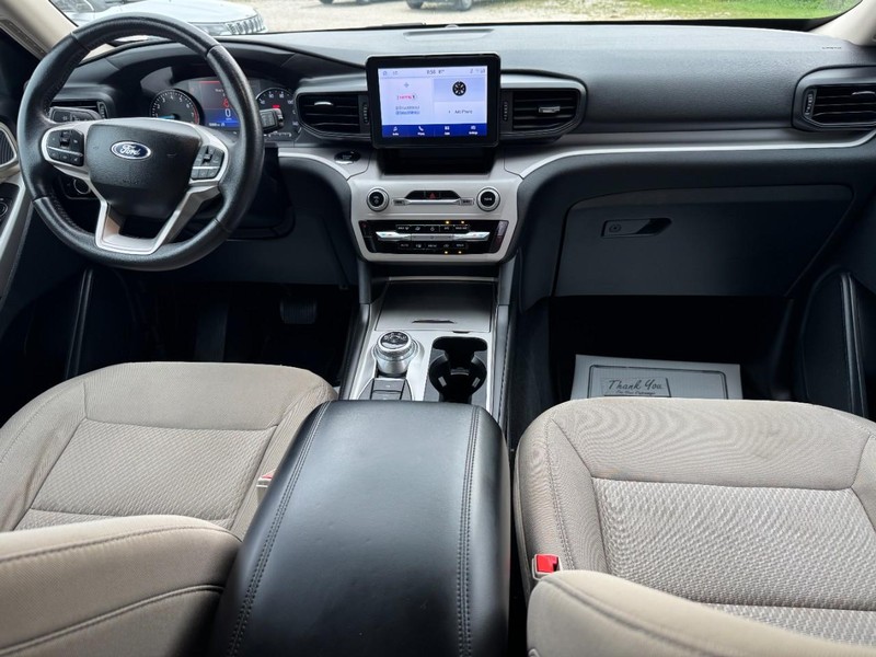 Ford Explorer Vehicle Full-screen Gallery Image 11